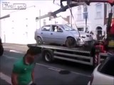 Ce conducteur s’échappe du camion de la fourrière avec sa voiture