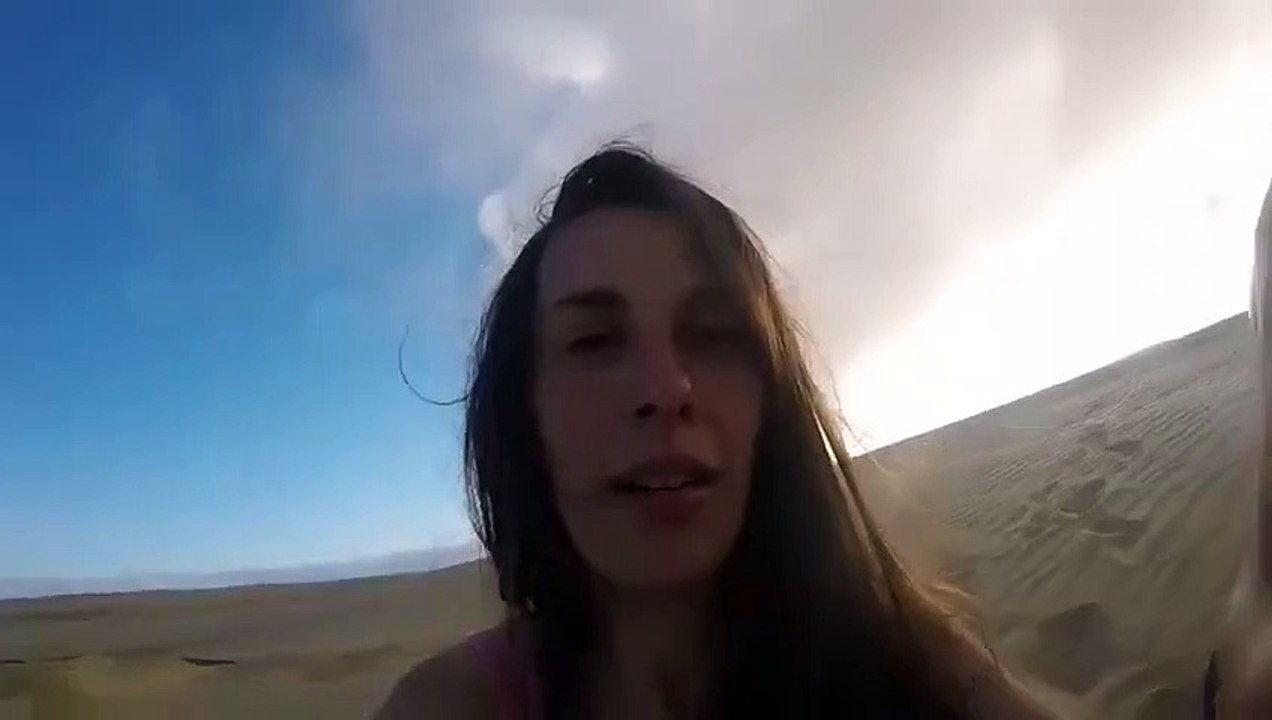 Descendre une dune sur un surf... risqué