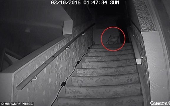 Filmé par une caméra, un fantôme met une maison sens dessus dessous !