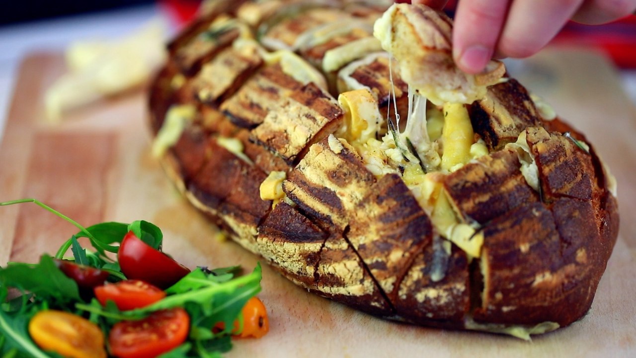 La recette du pain de campagne au reblochon pour un apéro rustique et délicieux