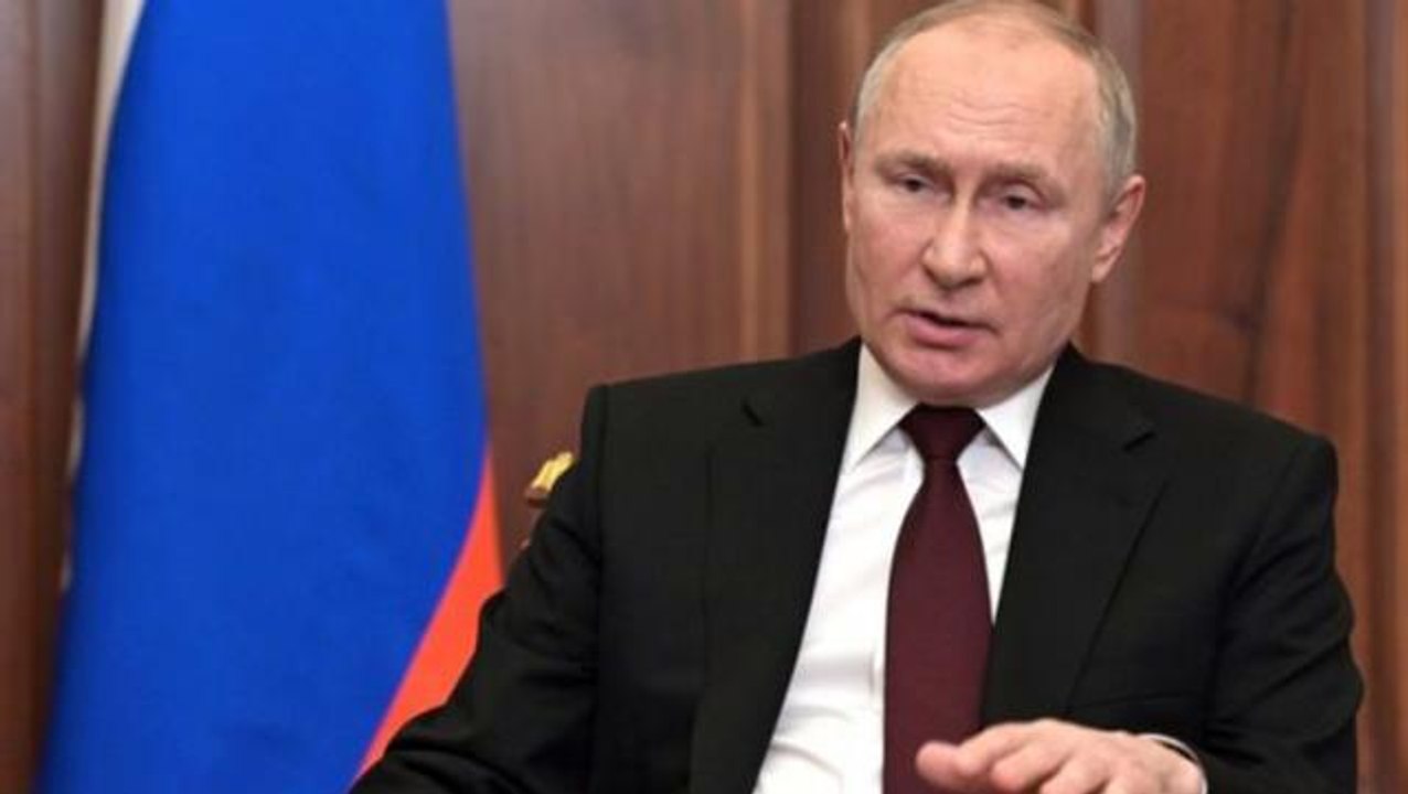 Zelenski'nin ardından Putin de kameraların karşısına geçti! Konuşmasını bir anda keserek saygı duruşunda bulundu