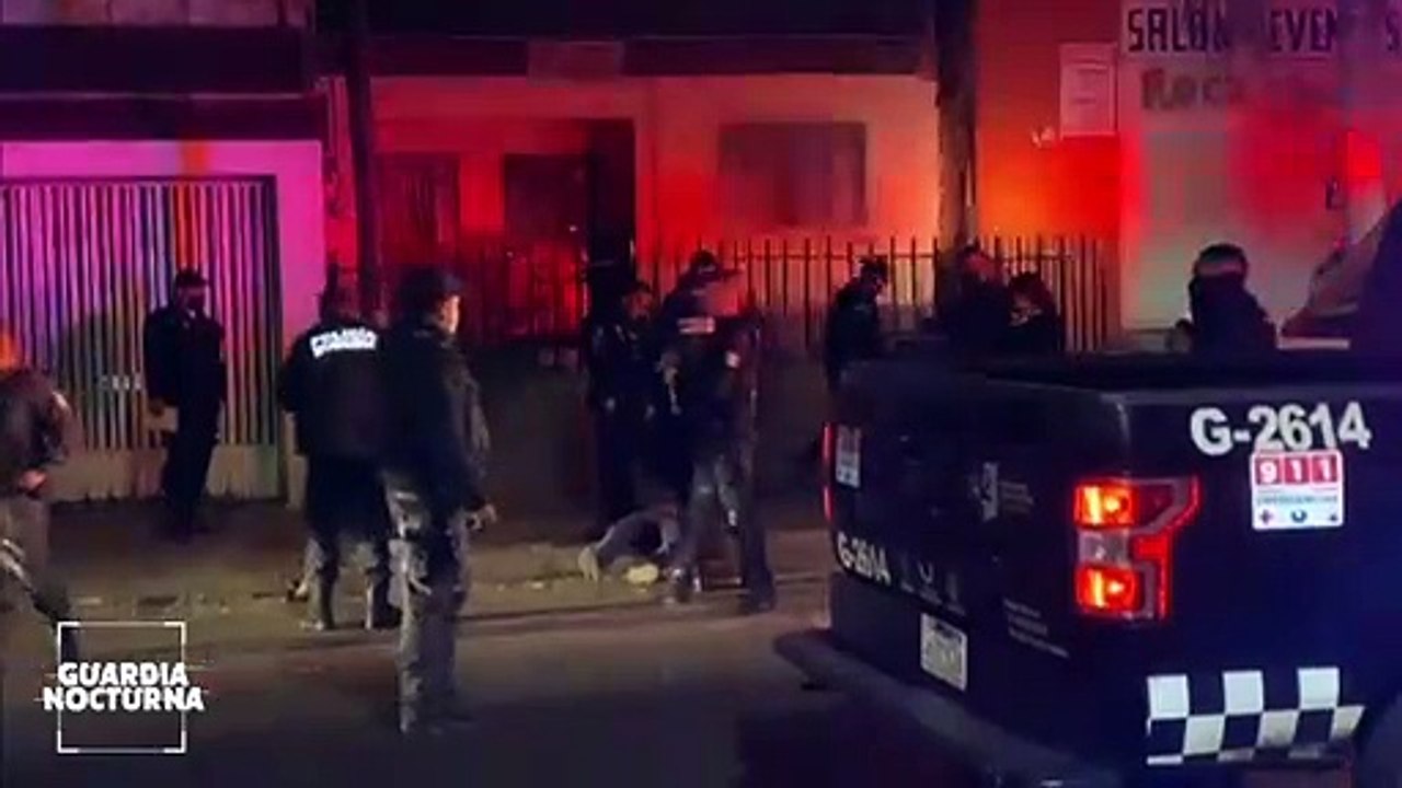 En plena calle de la colonia Oblatos, fue abandonado el cadáver de un joven