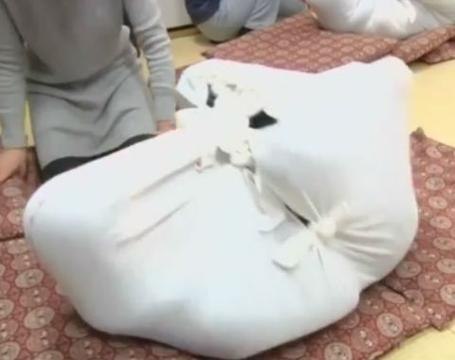 Trapped in a bag, adults seek relief from aches and pains