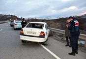 Kırıkkale'de bariyerlere çarpan otomobildeki karı koca yaralandı