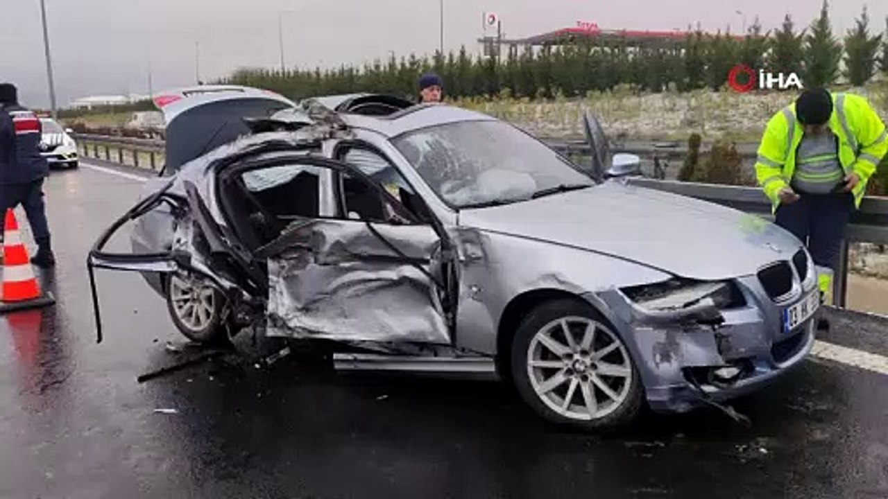 Ortalık savaş alanına döndü! Kayganlaşan otoyolda feci kaza: 1 ölü, 3 yaralı