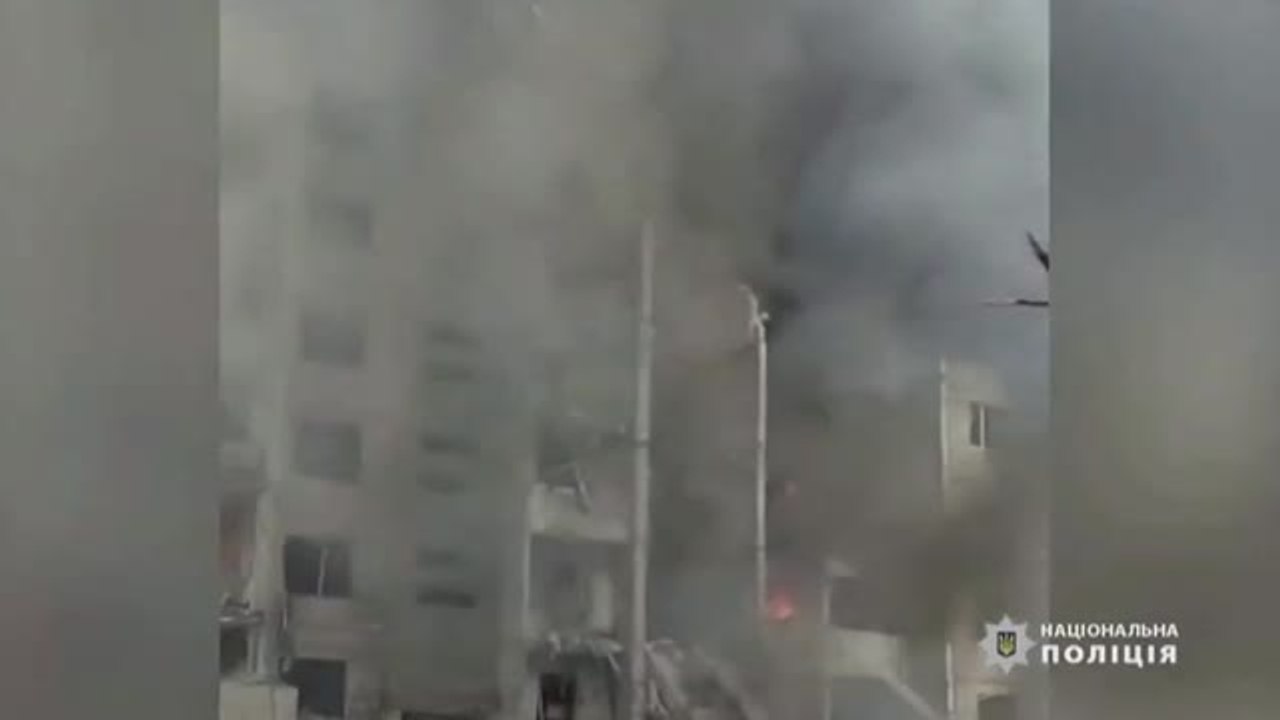 Un misil ruso destruye un edificio en Chernihiv