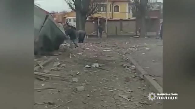 El Ejército ruso bombardea una zona residencial con una escuela en Chernígov