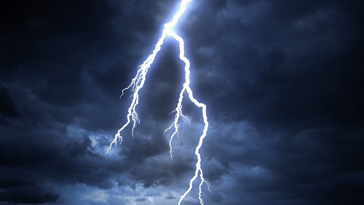Alors qu'il filme un orage, la foudre tombe sur la terrasse où il se trouve...