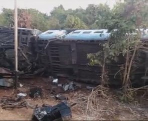 Keretapi tergelincir, 26 orang dilaporkan maut