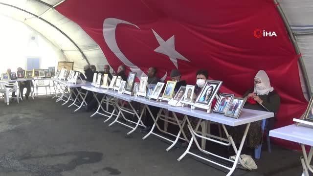 Evlat nöbetindeki anneden dağa kaçırılan oğluna 'teslim ol' çağrısı