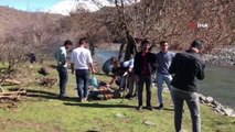 Türkiye kar altındayken Derecikli gençler güneşli havanın tadını piknik yapıp yüzerek çıkarıyor