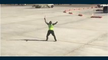 Insolite : un agent de piste surprend les voyageurs de cet avion avec une danse