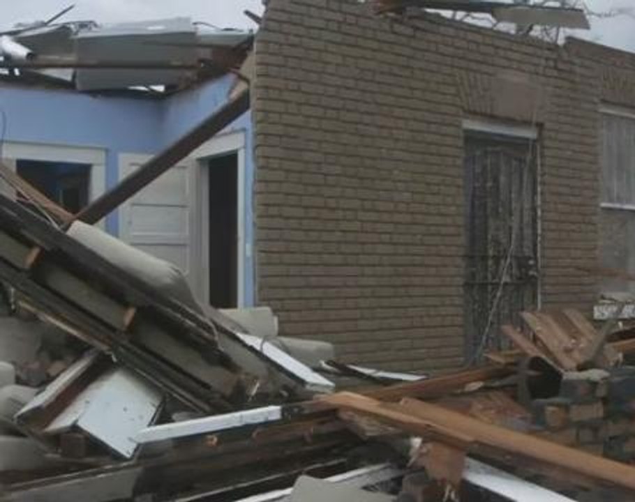 Pre-dawn tornado kills 4 in Mississippi, causes widespread damage