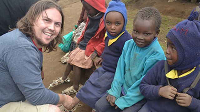 Ces chaussures grandissent en même temps que les pieds des enfants