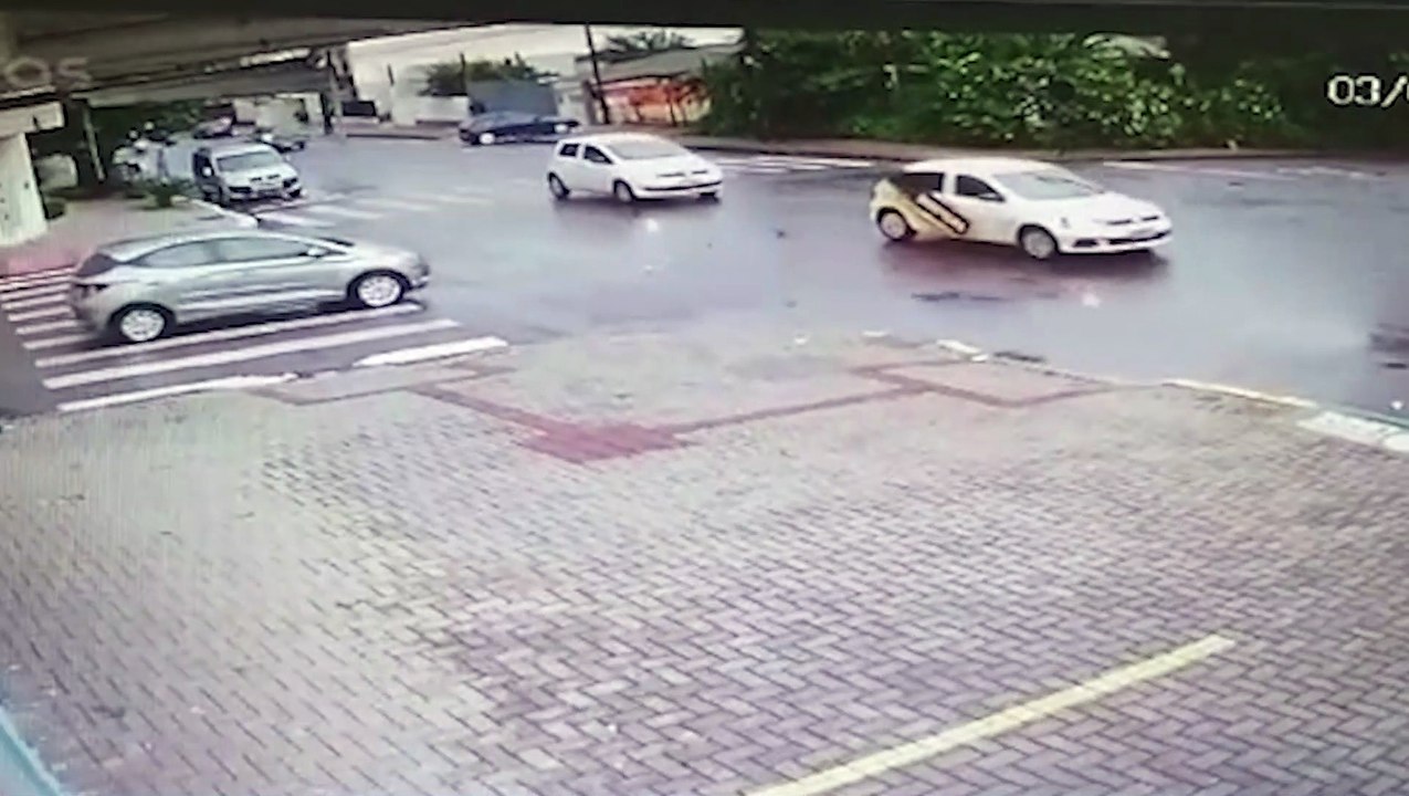 Câmera registra colisão que deixou motociclista ferido no Parque São Paulo