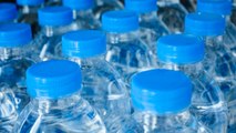 De l'eau en bouteille contaminée par du plastique