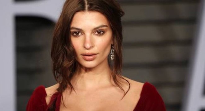 Emily Ratajkowski complètement nue ne cache (presque) plus sa poitrine !