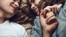 Les jeunes perdent leur virginité plus tard que leurs parents : l'étude surprenante sur les millennials