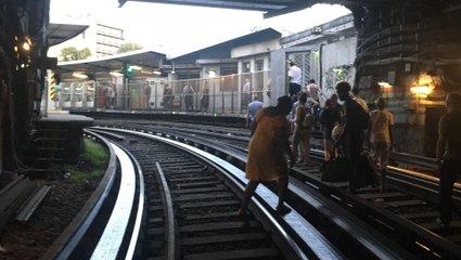 Métro de Paris : des centaines d'usagers sur les rails après une panne