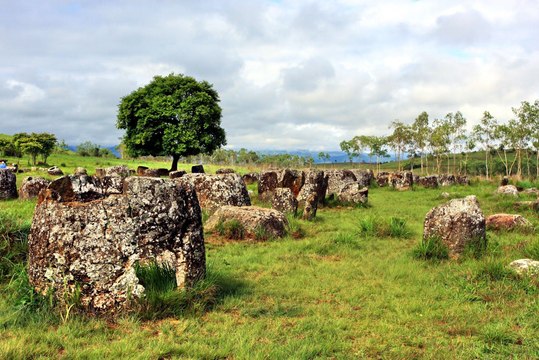 La mystérieuse plaine des jarres au Laos