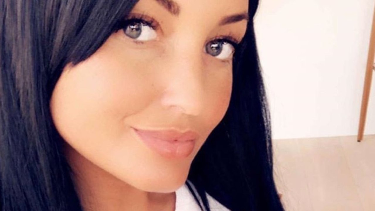 Aurélie Dotremont expose ses nouvelles formes post-chirurgie