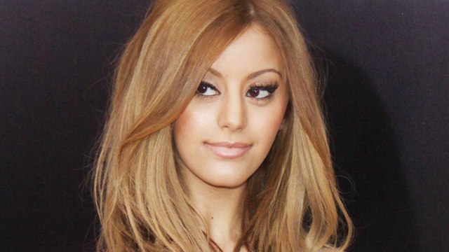 Zahia enflamme Instagram dans une robe minuscule... au décolleté impressionnant