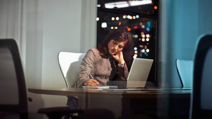 Vous pensez que les heures supplémentaires vont booster votre carrière ? C'est tout l'inverse !