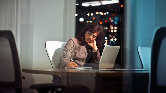 Vous pensez que les heures supplémentaires vont booster votre carrière ? C'est tout l'inverse !