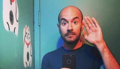 Kyan Khojandi poste une photo de l'époque où il avait des cheveux, mais pas que !