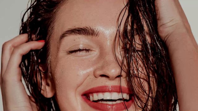 Pourquoi ne faut-il pas brosser ses cheveux mouillés ?