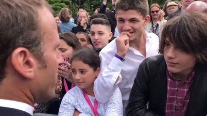 "Tu m'appelles Monsieur le président", le coup de comm' bien préparé derrière la "leçon" de Macron