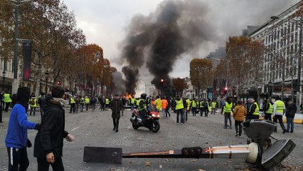 "Gilets jaunes" : près des Champs-Elysées, les commerçants se barricadent et redoutent la journée de samedi