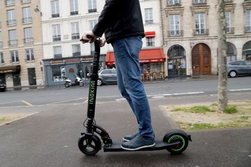 Faire de la trottinette électrique sur les trottoirs sera bientôt interdit selon la ministre des transports, Elisabeth Borne