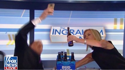 Un présentateur télé tente de faire un selfie et tombe de sa chaise en plein direct