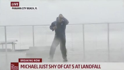 Ouragan Michael : en plein duplex, un journaliste a failli se faire empaler par des débris