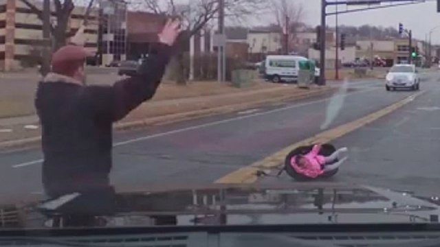 Un bébé éjécté d'une voiture en marche s'en sort indemne