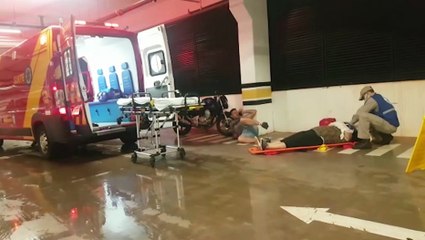 Casal fica ferido após cair de moto em um estacionamento