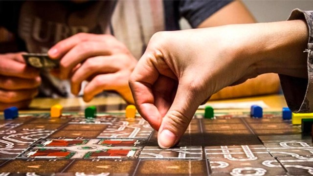 Passez un réveillon de folie avec notre sélection des 5 jeux de société les plus drôles