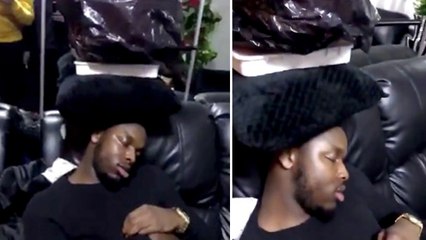 Entasser un maximum d'objets sur son pote qui dort en soirée : le nouveau challenge qui affole la toile !