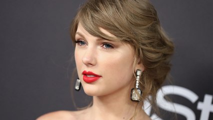 Taylor Swift ose un total look à paillettes et c'est sublime ! (Vidéo)