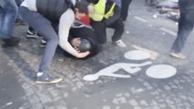 Vidéo : ces hommes ont protégé un policier lors de la manifestation des 