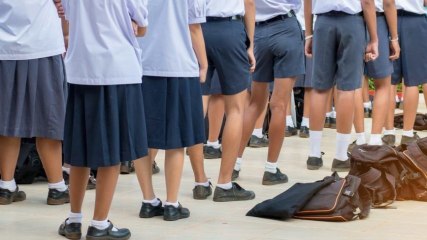 Obligées de porter une jupe, ces collégiennes attaquent leur école... et gagnent !