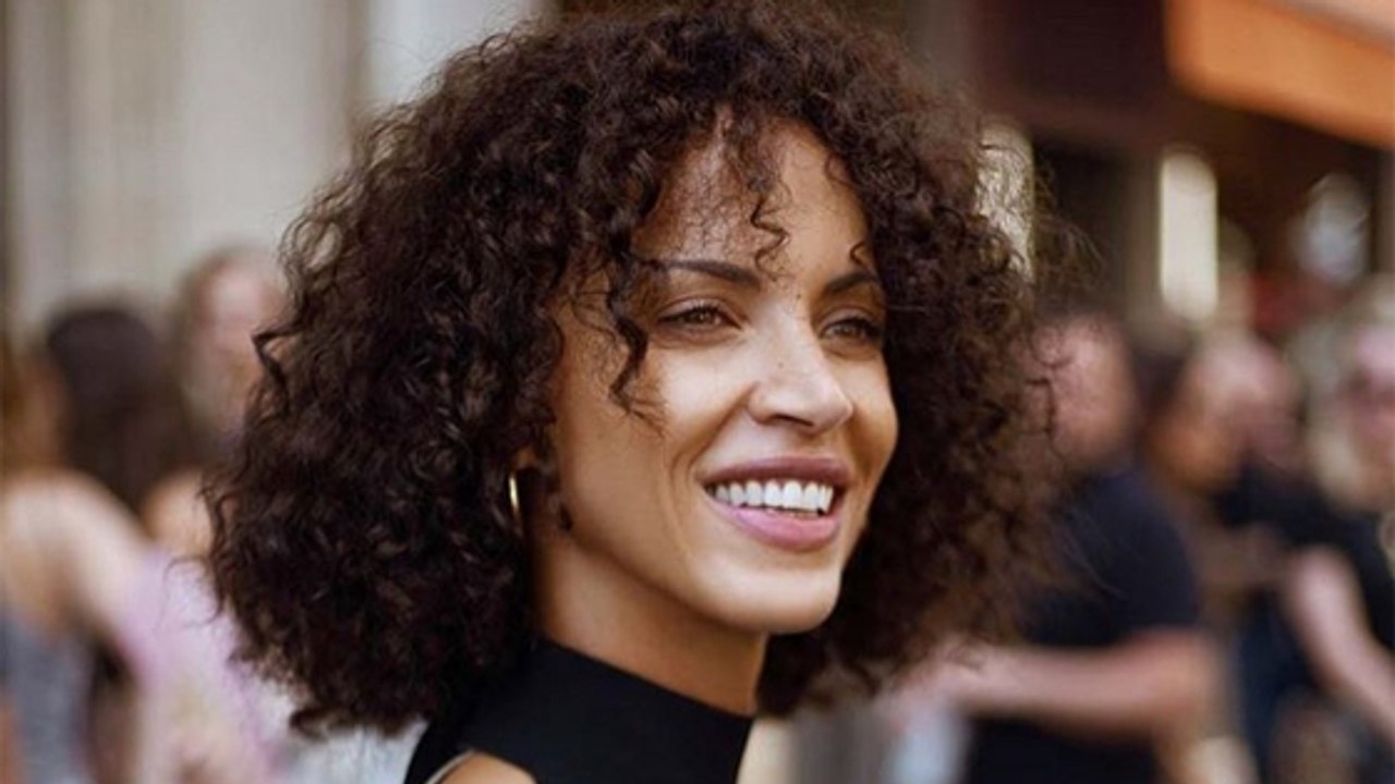 INTERVIEW - "Je me suis dit qu'il fallait que je parle" : Noémie Lenoir met en lumière la mode africaine