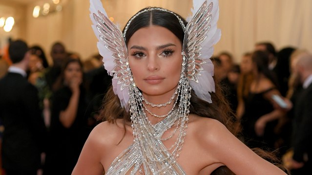 Emily Ratajkowski pose complètement nue après le Met Gala et enflamme la toile