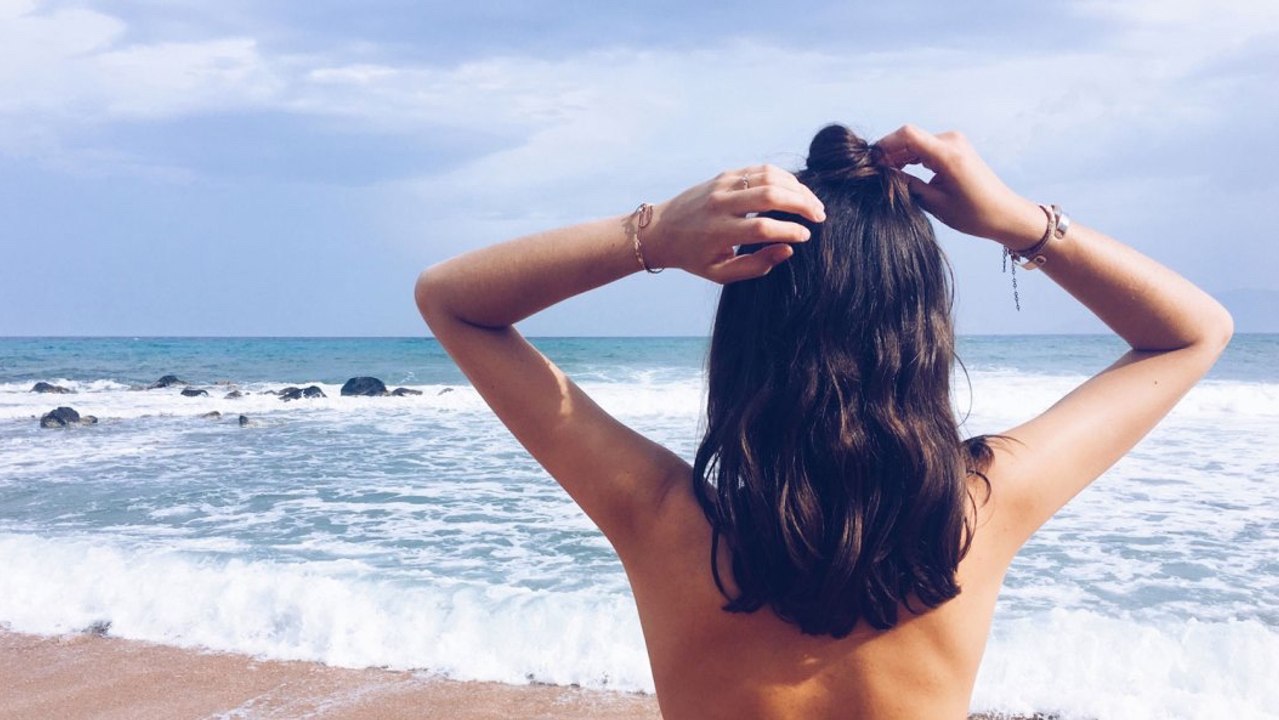 Quand bronzer seins nus devient une bataille politique