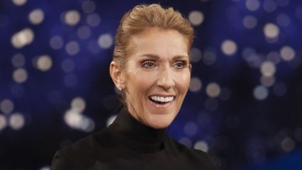 Céline Dion pose dans la rue avec une robe complètement dingue
