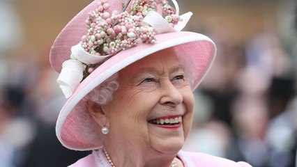 Voici pourquoi la reine a brisé le protocole lors de sa garden-party !