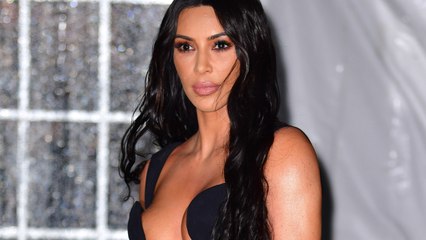Kim Kardashian dévoile ses jambes atteintes de sa maladie de peau