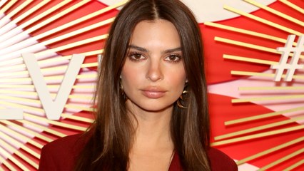 Emily Ratajkowski pose dénudée pour célébrer Pâques !