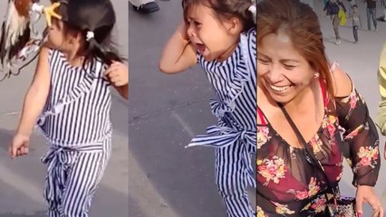 Elle explose de rire en voyant sa fille se faire attaquer par un animal sauvage ! (VIDÉO)